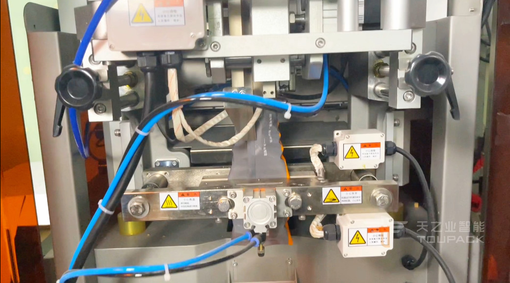 Chips khoai tây tự động đồ ăn nhẹ Máy đóng gói dọc Tốc độ cao 120BPM Máy cân và đóng gói thông minh